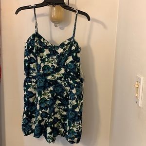Loft, size 6, floral romper, flat side pockets, side zipper